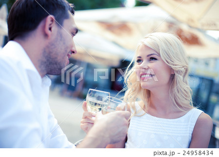 couple drinking wine in cafe 24958434
