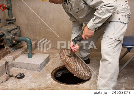 老朽化したビルのメンテナンスをする作業員 24958878