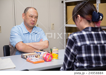 万引をした女性を説教する店長 24958884