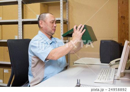 経営難に陥るコンビニ店長 24958892