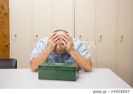 経営難に陥って頭を抱えるコンビニ店長 24958897