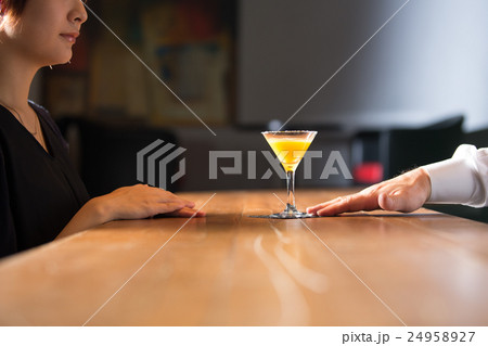 カクテルを飲む女性 24958927