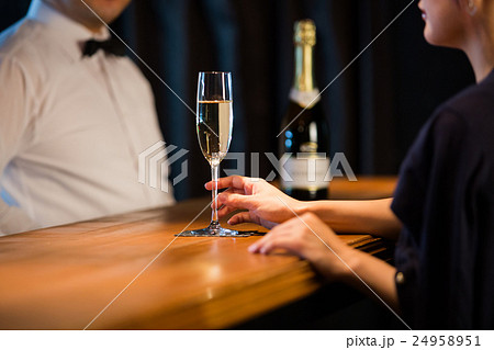 バーテンとシャンパンを飲む女性 24958951