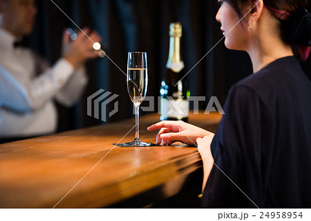 バーテンとシャンパンを飲む女性 24958954