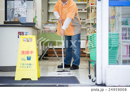 コンビニで床を掃除する店員 24959008