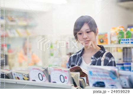 コンビニで立ち読みをする女性 コンビニで立ち読みをする女性 24959029