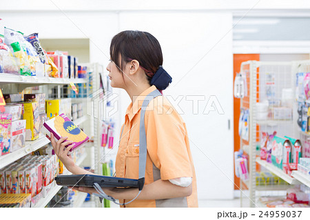 コンビニで発注をするアルバイト店員 24959037