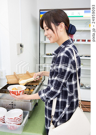コンビニでおでんを買う女性 24959093