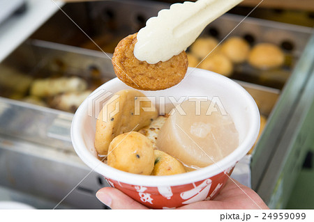 コンビニでおでんを買う女性 24959099