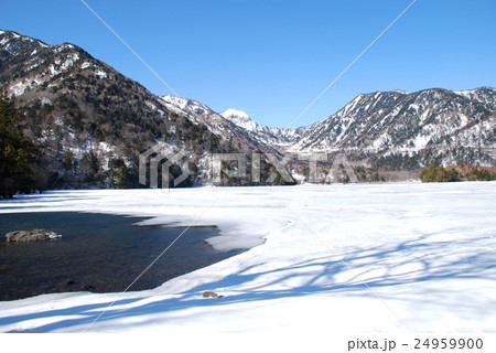 氷で覆われる真冬の奥日光湯ノ湖 24959900