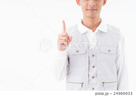 笑顔で人差し指を立てる作業員 笑顔で人差し指を立てる作業員 24960033