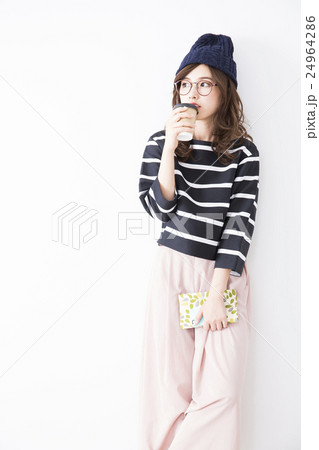 若い女性 24964286