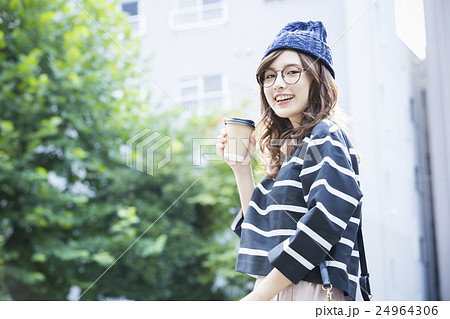 若い女性 24964306