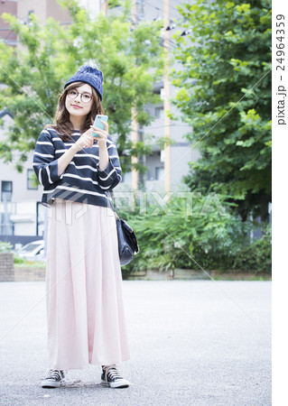 若い女性 若い女性 24964359