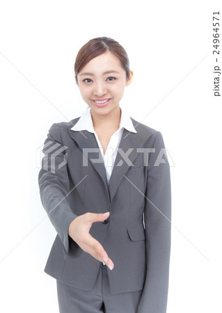握手シーン 若いスーツの女性 握手シーン 若いスーツの女性 24964571