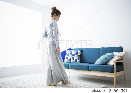若い女性 若い女性 24964591