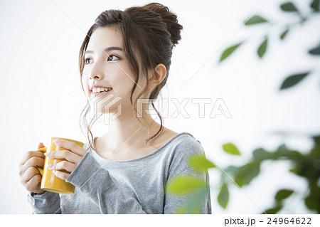 若い女性 24964622