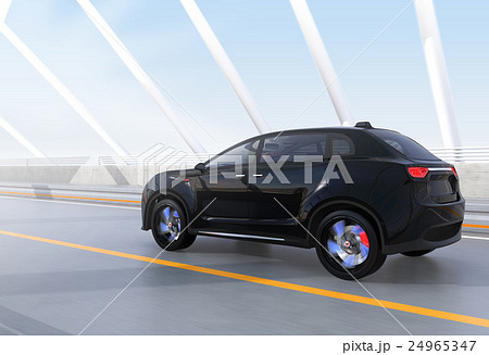 アーチ橋に走行するブラックの電気自動車SUV 24965347
