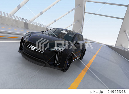 アーチ橋に走行するブラックの電気自動車SUV 24965348
