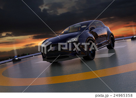 夕暮れのヘリポートに止まっているブラックのSUV 24965358