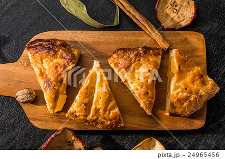 焼きたてアップルパイ　Apple pie 24965456