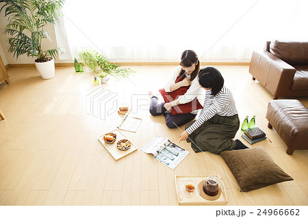 女子会　ルームシェア　女性　友達　パーティ　シェアハウス　友人　仲良し　ルームメイト 24966662