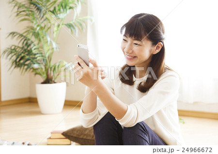 女性　若い女性　スマートフォン　スマホ　ライフスタイル　カジュアル　 24966672