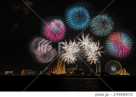 三重県 長島スパーランドの花火 比較明合成の写真素材