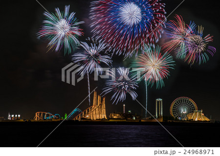三重県 長島スパーランドの花火 比較明合成の写真素材