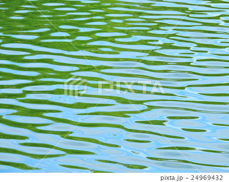 水面が創る文様は、木々の色を映し、空の色を映す、不思議な変化をする。 24969432