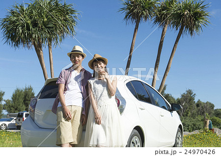 ドライブをするカップル 24970426
