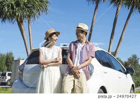 ドライブをするカップル ドライブをするカップル 24970427