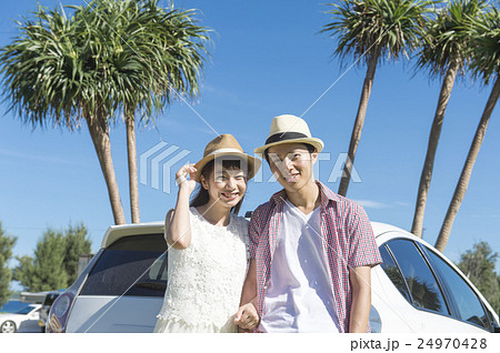 ドライブをするカップル 24970428