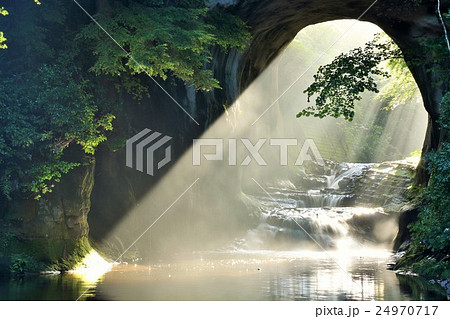 濃溝の滝 亀岩の洞窟からの降り注ぐ朝の光 濃溝の滝 亀岩の洞窟からの降り注ぐ朝の光 24970717