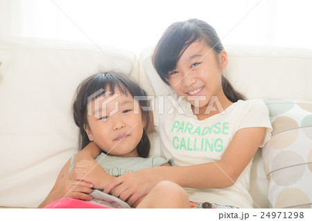 2人の女の子 24971298