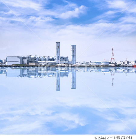 水面に反射する工場パノラマ 24971743