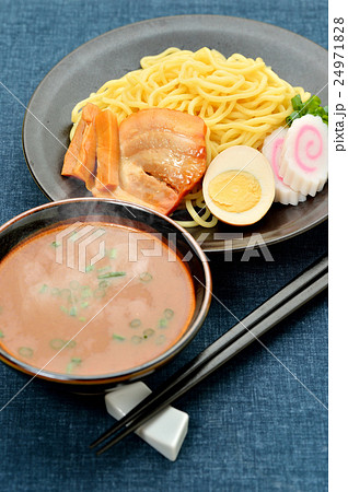 注意)湯気はレタッチ合成です。つけ麺(つけ汁ラーメン)イメージ。ぱぱ〜んオリジナル盛り付け。 注意)湯気はレタッチ合成です。つけ麺(つけ汁ラーメン)イメージ。ぱぱ〜んオリジナル盛り付け。 24971828
