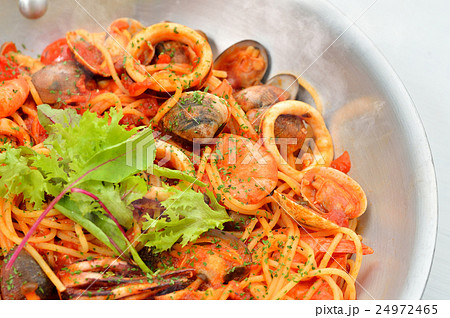 注意 湯気はレタッチ合成です ペスカトーレ イタリアン料理 魚介トマトソースパスタ の写真素材