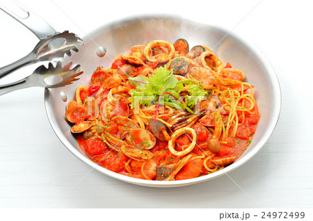注意 湯気はレタッチ合成です ペスカトーレ イタリアン料理 魚介トマトソースパスタ の写真素材