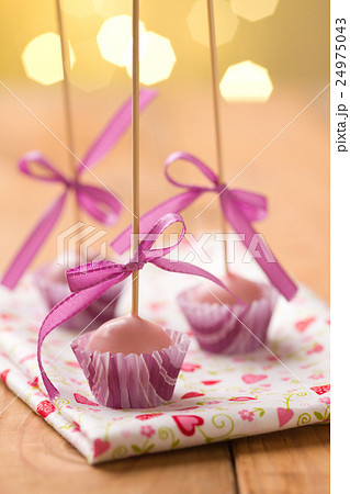Pink cake pops 24975043