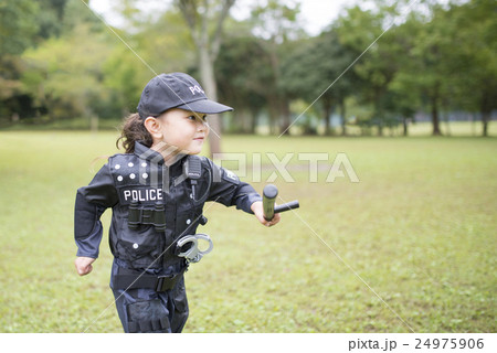芝生で走る警察の衣装を着た女の子 24975906