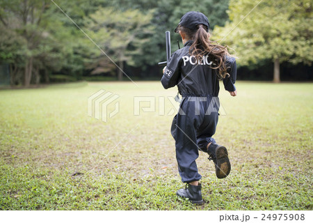 芝生で走る警察の衣装を着た女の子 24975908