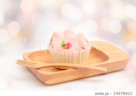 Steamed cup cake on blurred bokeh light background 24976022