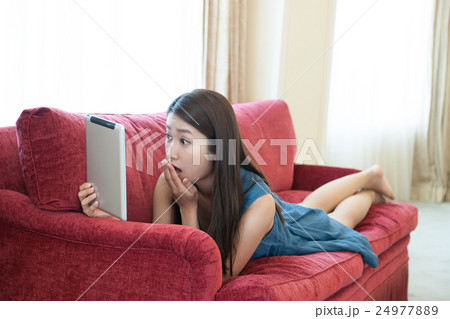 若い女性　休日のすごし方　ライフスタイル　休日　旅行　SNS　タブレット　買い物 24977889