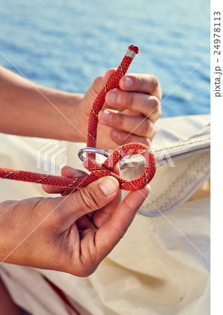 Process of knitting Bowline 24978113