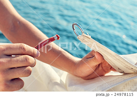 Process of knitting Bowline 24978115