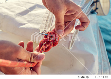 Process of knitting Bowline 24978136