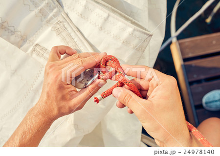 Process of knitting Bowline 24978140