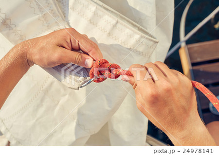 Process of knitting Bowline 24978141