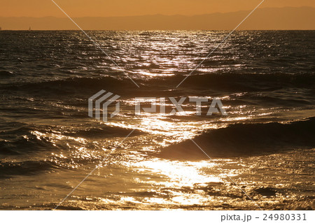 海に反射する夕陽 24980331